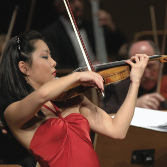 Yi-Jia Susanne Hou with violin
